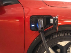 Ile jest stacji ładowania samochodów elektrycznych w Polsce? Nowe inwestycje i prognoza na rok 2026