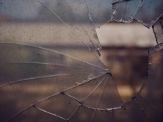 Rzucali się śnieżkami - uszkodzili szybę