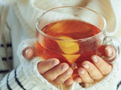 Eksperci przebadali popularne herbaty owocowe z Lidla i Biedronki. W składzie "koktajl pestycydów"