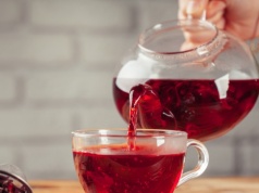 Wszyscy znamy, ale nie zawsze doceniamy. Herbatka z hibiskusa obniża ciśnienie i zbija cholesterol, warto sobie o niej przypomnieć