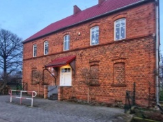 Pusta szkoła, w środku tylko dyrektorka robiąca m. in. za sprzątaczkę. Ale absurd