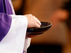 Czy w Środę Popielcową można zjeść jajko? Ksiądz mówi jasno