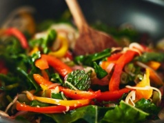 Warzywny wok, który znika z talerza w kilka minut. Ten prosty przepis robi furorę w sieci