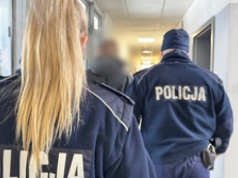 Nastolatek ukrywał się w kanapie w pojemniku na pościel. Został doprowadzony do policyjnej izby dziecka