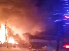 Nocny pożar zakładu meblarskiego. Z ogniem walczyło 25 zastępów straży pożarnej