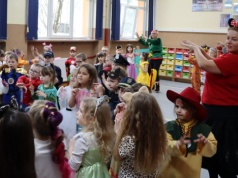 Dzieci z Przedszkola nr 2 w Wieluniu bawiły się wczoraj na balu karnawałowym!  (zdjęcia)