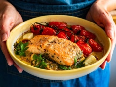 Kilka składników i 15 minut pieczenia. Ten łosoś wygląda jak z restauracji