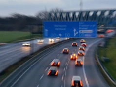 Autostrady bez ograniczeń prędkości: Jak doszło do wprowadzenia przepisu i jak długo będzie on obowiązywał