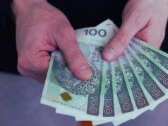 Rząd się spóźnia, ale wynagrodzenia są bliskie rekordu. Kiedy pęknie psychologiczna granica?