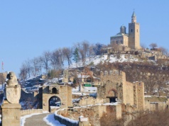 Mieszka tutaj zaledwie 300 osób. Miasto słynie z majestatycznych twierdz