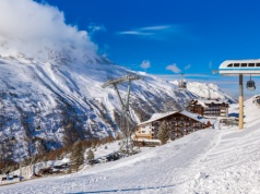 Masowa bójka niedaleko stoków narciarskich w popularnym kurorcie w Austrii. Dwie osoby ranne