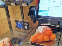 Kobieta oszukała system w markecie. Za zakupy płaciła gorsze, teraz grozi jej 8 lat więzienia