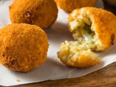 Do ryżowych kulek z Sycylii robię postny farsz. Z talerza znikają jedna po drugiej