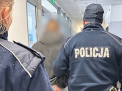 Przed szkołą i policją ukrywał się w kanapie. Zabawa w chowanego skończy się dla niego w sądzie