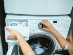 Wlej to do pralki raz w miesiącu. Serwisant zdradził ten trik