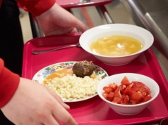 Zmiany na szkolnych stołówkach. "To odpowiedź na narastający kryzys zdrowia publicznego"