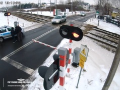 Auto utknęło na przejeździe. Uderzyły w nie dwa pociągi