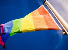 Flaga LGBT na równych prawach z flagą USA? Pomysł demokratycznego senatora