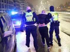 Kompletnie pijany wsiadł za kierownicę. Po drodze uszkodził trzy samochody