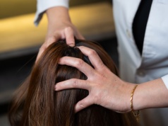 Zaczynają "zdrapywać" łupież. Myślą, że to pomoże. Ekspertka nie zostawia suchej nitki