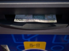 Unia chce nas pozbawić gotówki? Coraz trudniej wypłacić pieniądze z bankomatu