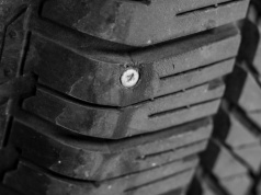 Te ślady na oponie to jasna informacja. Nie wolno ich ignorować