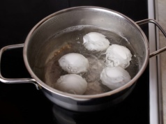 Gotujesz jajka i ciągle pękają? Wystarczy jeden produkt, który wrzucasz do herbaty