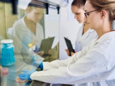 Technik analityki medycznej zarobi więcej. Wiadomo, ile wyniesie podwyżka