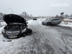 Czołowe zderzenie trzech aut na serwisówce trasy S8. Droga była zablokowana