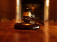 Proces ws. zbrojnego ataku na ośrodek ICE unieważniony przez nadruk na koszulce