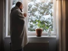 Połóż to na noc na parapecie, a przestaniesz marznąć przy oknie. Ten trik ratuje zimą