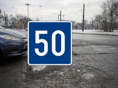 Ten znak nie daje mandatu, ale może uratować ci nerwy. Kierowcy często go nie rozumieją