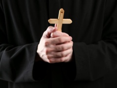 Ks. Rzeszowski: informacje o pedofilii duchownego przełożony ma obowiązek przekazać organom ścigania