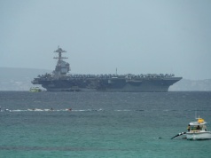 Trump wysyła myśliwce, by "wyważyć drzwi" w Iranie