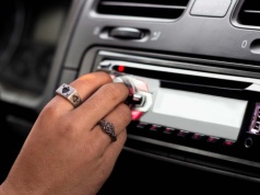 Koniec z radiem w samochodzie. Oto co teraz montują producenci