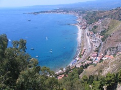 Ulubiona wyspa Europejczyków znowu kusi domami za 1 euro. Zapomnisz tu nie tylko o mrozie