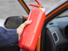 Dalej kupujesz gaśnicę do auta w markecie? Ekspert odradza i wyjaśnia