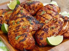 Najgorszy moment na solenie kurczaka. Mięso wyjdzie gumowate i twarde jak podeszwa