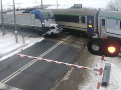 Dwa pociągi uderzają w samochód. PKP ujawniło nagranie