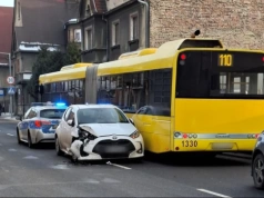 Stłuczka na Dębie. Toyota zatrzymała się na środku drogi