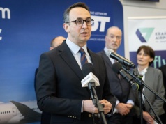 Klimczak broni PGL: Uratował LOT, jest potrzebny