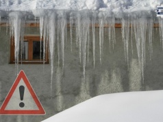 Zima nie daje za wygraną, więc policja przypomina o obowiązku usuwania z dachów śniegu i lodu
