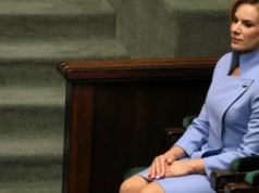 Niczym żona Lota. Co skrywa nerwowy śmiech Marty Nawrockiej