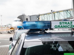 Przymusowy powrót obywatela Tadżykistanu. Straż Graniczna ujawniła broń