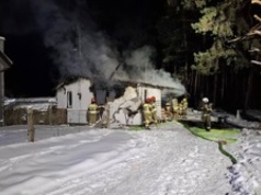 Nocny pożar drewnianego domu. Sześć zastępów straży w akcji