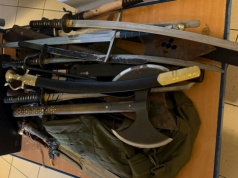 Kraków. Najpierw groźby na budowie, potem starcie z policją. Agresor miał w mieszkaniu arsenał