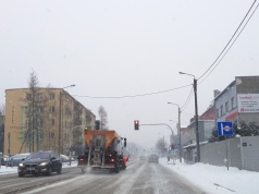 Pług uszkodził rogatkę na przejeździe kolejowym. Szofer posprzątał i odjechał w siną dal