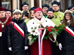 Z kwiatami dla patrona. Święto na Uniwersytecie Mikołaja Kopernika