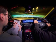 Nowe badanie z 2026 r. pokazuje, że współczesne reflektory realnie obniżają stres za kierownicą