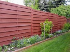 Sąsiad postawił płot i oczekuje pieniędzy? Oto co mówią przepisy